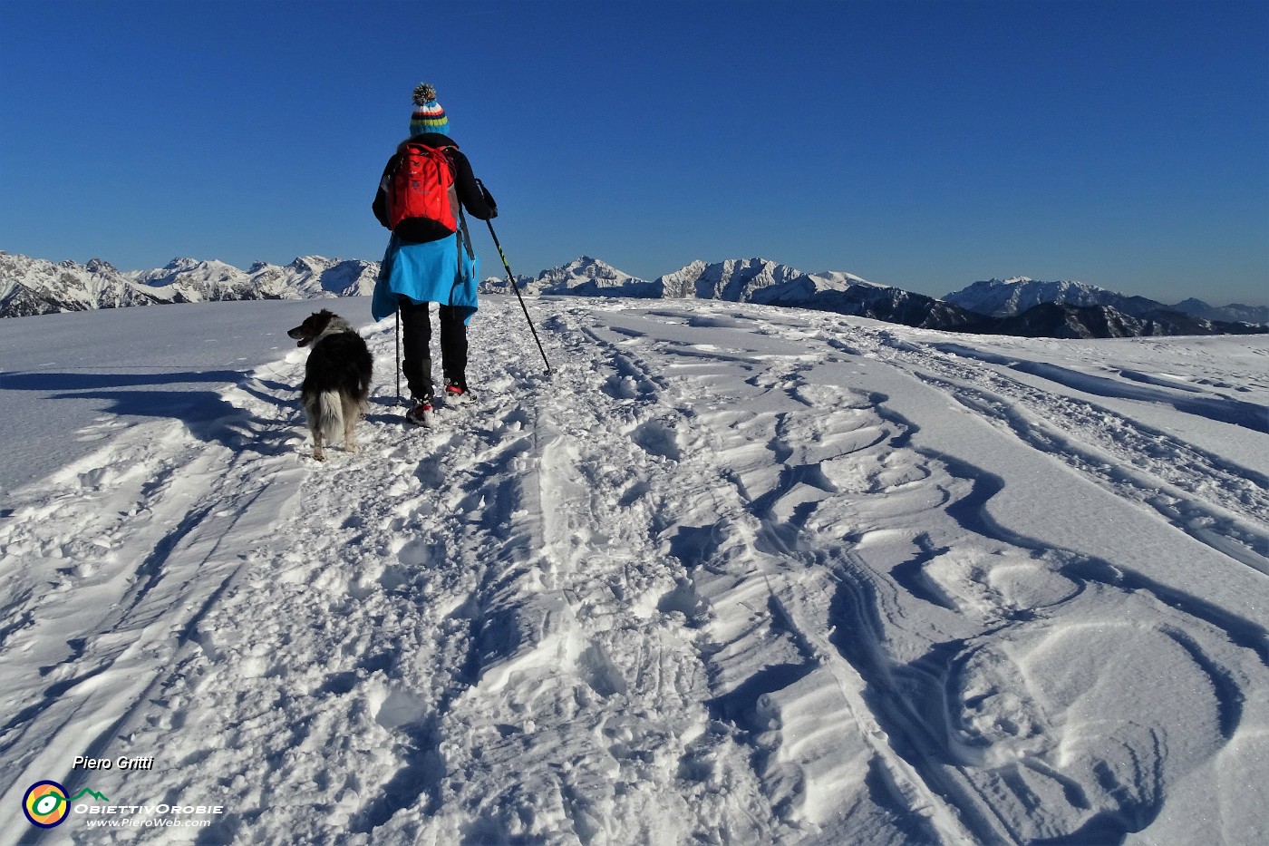 53 Ora ad anello sui  piacevoli dossi innevati dei Piani d'Avaro.JPG